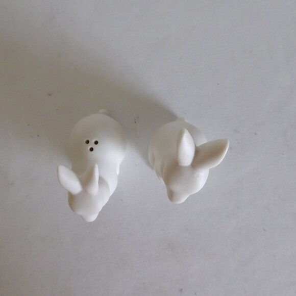 NEW HALLMARK BRAND PORCELAIN WHITE BUNNY RABBIT SALT & PEPPER SHAKER SET - Picture 6 of 8